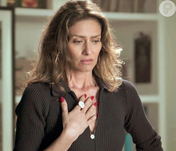 Joyce (Maria Fernanda Cândido) se depara com roupas e objetos de Eugênio (Dan Stulbach) quando entra no apartamento de  Irene (Débora Falabella), na novela 'A Força do Querer'
