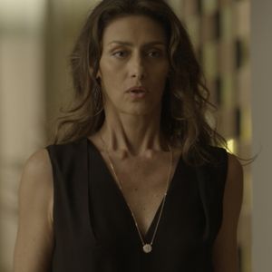 Joyce (Maria Fernanda Cândido) cai em armação e descobre que Irene (Débora Falabella) é a amante de Eugênio (Dan Stulbach), na novela 'A Força do Querer'
