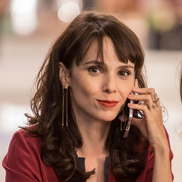 Irene (Débora Falabella) finge que está passando mal e liga para Joyce (Maria Fernanda Cândido) pedindo que ela vá ao seu apartamento para socorrê-la, na novela 'A Força do Querer'