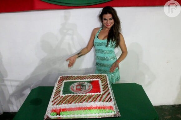 Laryssa Dias, a Waleska de "Salve Jorge", comemora 30 anos na Grande Rio, em Caxias, na baixada do Rio de Janeiro e ganha bolo de aniversário da escola, em 20 de janeiro de 2013