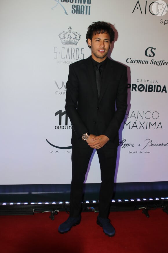 Neymar escolheu um terno Ricardo Almeida para o leilão beneficente