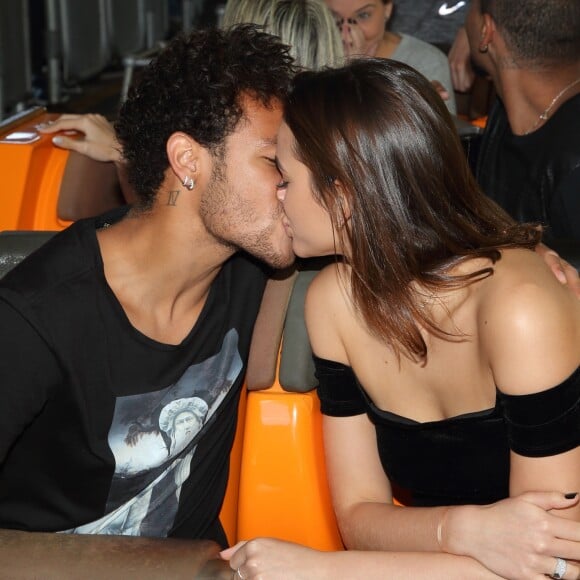 Neymar e Bruna Marquezine deixaram de usar o anel apontado como uma aliança pelos fãs