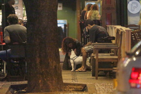 Mayana Neiva se divertiu brincando com cachorro em bar da Barra da Tijuca, Zona Oeste do Rio de Janeiro