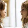 Em cena da supersérie 'Os Dias Eram Assim' prevista para ir ao ar dia 6 de julho de 2017, Rimena (Maria Casadevall) e Alice (Sophie Charlotte) se encontram e se enfrentam