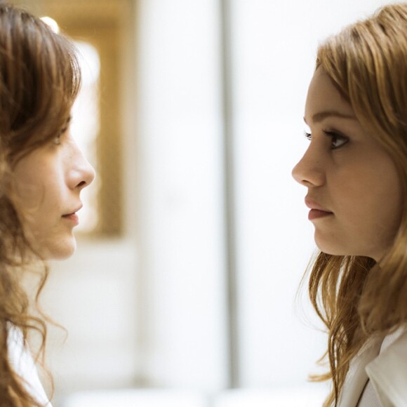 Em cena da supersérie 'Os Dias Eram Assim' prevista para ir ao ar dia 6 de julho de 2017, Rimena (Maria Casadevall) e Alice (Sophie Charlotte) se encontram e se enfrentam