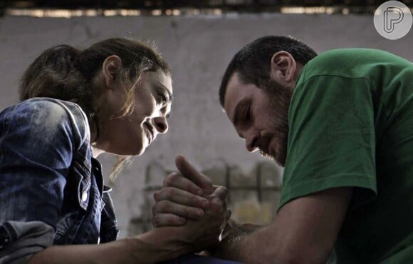 Rubinho (Emílio Dantas) foge da prisão com a ajuda de Bibi (Juliana Paes), na novela 'A Força do Querer'