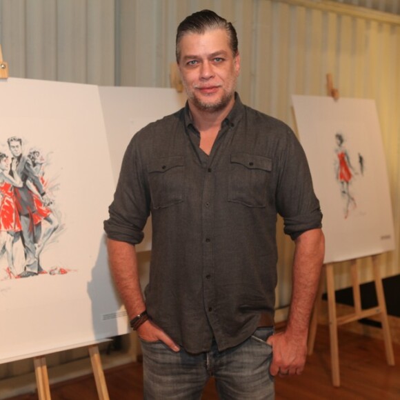 Aos 45 anos, Fabio Assunção exibiu os fios naturalmente grisalhos na coletiva de 'A Fórmula'