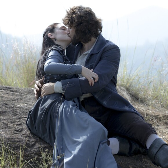 Anna (Isabelle Drummond) se encontra escondido com Joaquim (Chay Suede) e os dois se beijam, no capítulo que vai ao ar terça-feira, dia 04 de julho de 2017, na novela 'Novo Mundo'