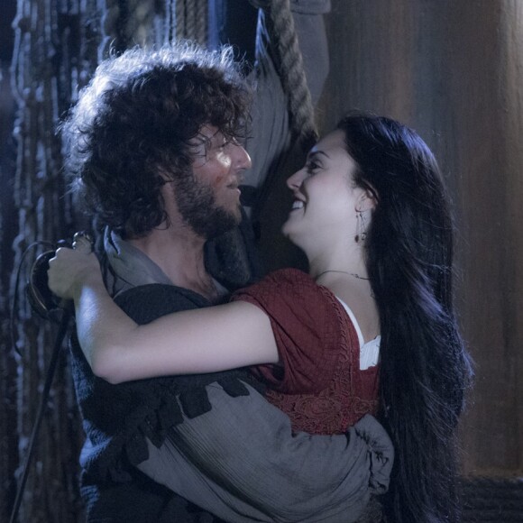 Anna (Isabelle Drummond) e Joaquim (Chay Suede) fogem com as crianças em um balão e Thomas (Gabriel Braga Nunes) fica revoltado, no capítulo que vai ao ar sábado, dia 08 de julho de 2017, na novela 'Novo Mundo'