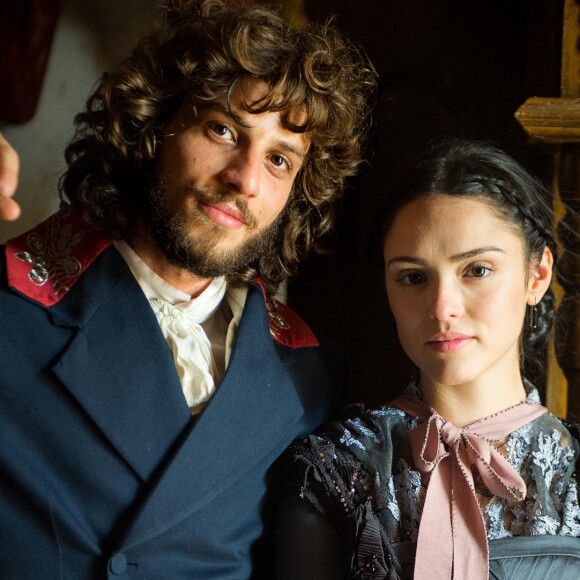 Anna (Isabelle Drummond) e Joaquim (Chay Suede) se reencontram na novela 'Novo Mundo', a partir de 3 de julho de 2017