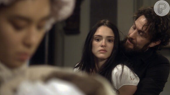 Anna (Isabelle Drummond) está sendo mantida prisioneira por THomas (Gabriel Braga Nunes) e sua convivência com a filha está restringida à amamentação, na novela 'Novo Mundo'