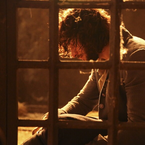 Joaquim (Chay Suede) escapa da prisão, na novela 'Novo Mundo'