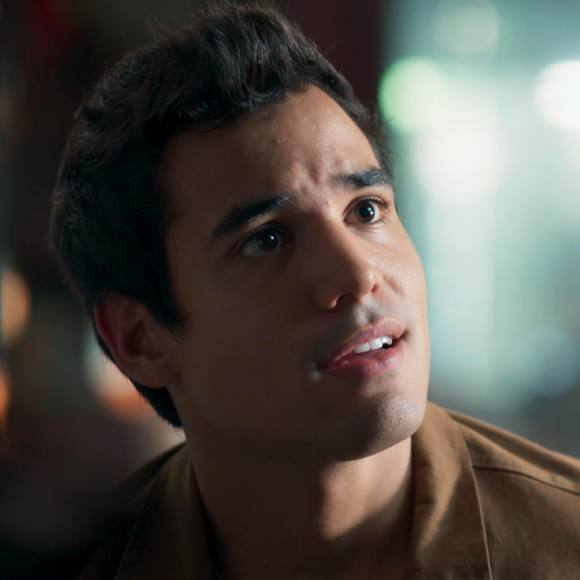 Guto (Bruno Gadiol) tenta abraçar Benê (Daphne Bozaski) e estranha o comportamento da menina, que tem síndrome de Asperger, em 'Malhação - Viva a Diferença'