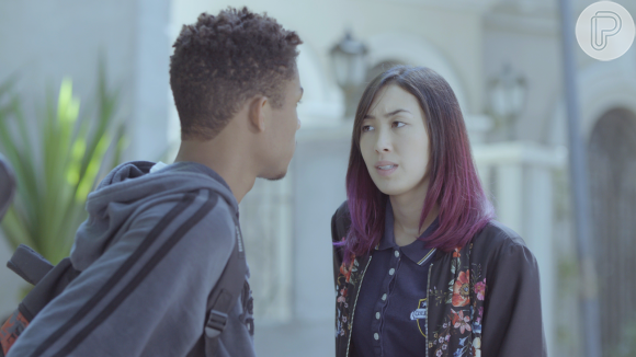 Tina (Ana Hikari) e Anderson (Juan Paiva) discutem por causa do vídeo que ele quer fazer da música dela na novela 'Malhação - Viva a Diferença'
