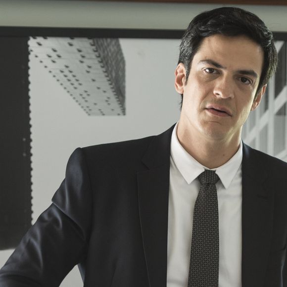 Eric (Mateus Solano) é baleado ao proteger Luiza (Camila Queiroz) de um bandido, na novela 'Pega Pega'