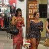 Bruna Marquezine não desgrudou do celular durante passeio em um shopping na Barra da Tijuca, na Zona Oeste do Rio de Janeiro