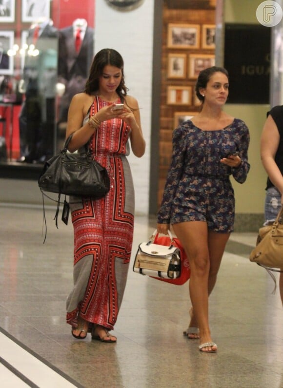 Bruna Marquezine não desgrudou do celular durante passeio em um shopping na Barra da Tijuca, na Zona Oeste do Rio de Janeiro