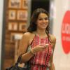 Bruna Marquezine passeia em shopping no Rio de Janeiro na noite desta quinta-feira, 27 de março de 2014