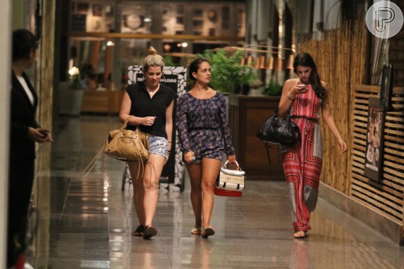 Bruna Marquezine usa vestido longo para passear em shopping no Rio de Janeiro