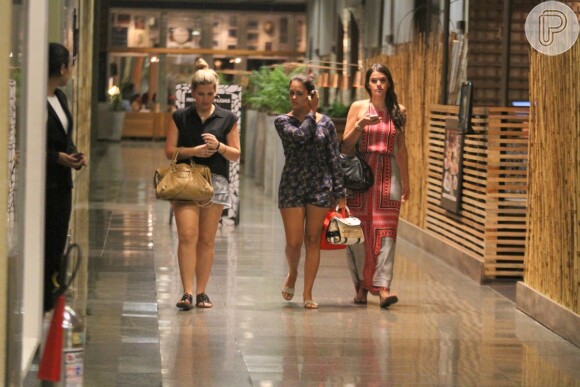 Bruna Marquezine passeia em shopping no Rio de Janeiro