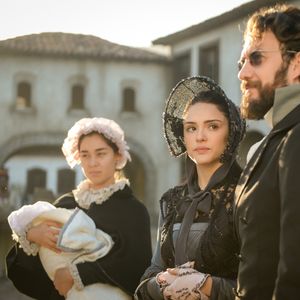 Miss Liu (Luana Tanaka) foi contratada por Thomas (Gabriel Braga Nunes) como babá da filha de Anna (Isabelle Drummond), na novela 'Novo Mundo'