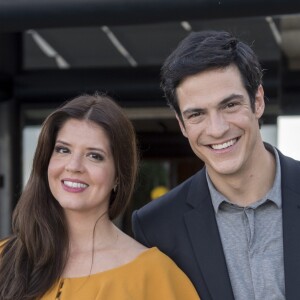 Maria Pia (Mariana Santos) entra na suíte à procura de Eric (Mateus Solano) e se surpreende ao encontrar Luiza (Camila Queiroz), na novela 'Pega Pega'