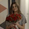 Eric (Mateus Solano) manda flores para Luiza (Camila Queiroz) na suíte, na novela 'Pega Pega'