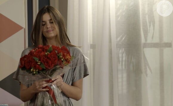 Eric (Mateus Solano) manda flores para Luiza (Camila Queiroz) na suíte, na novela 'Pega Pega'