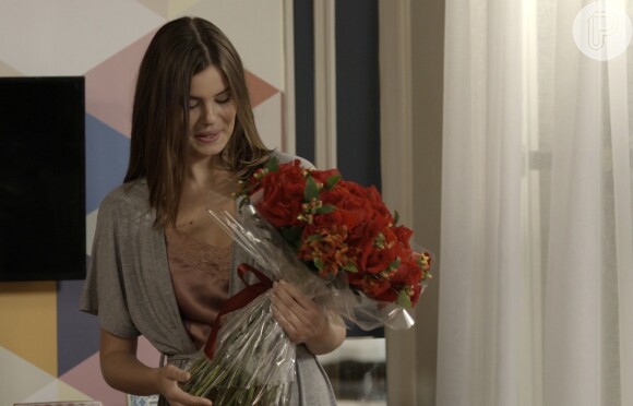 Luiza (Camila Queiroz) aparece de camisola e diz a Maria Pia (Mariana Santos) que está morando com Eric (Mateus Solano), na novela 'Pega Pega'