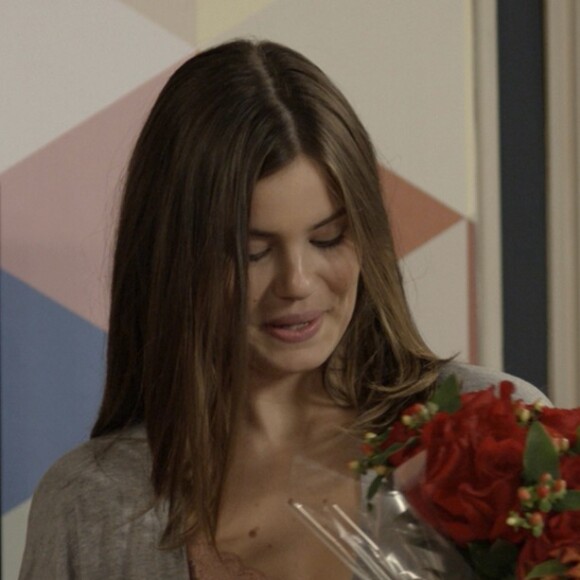 Luiza (Camila Queiroz) aparece de camisola e diz a Maria Pia (Mariana Santos) que está morando com Eric (Mateus Solano), na novela 'Pega Pega'