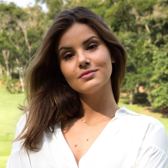 Luiza (Camila Queiroz) enfrenta Maria Pia (Mariana Santos) na novela 'Pega Pega', em julho de 2017