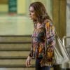 Bibi (Juliana Paes) se depara com Jeiza (Paolla Oliveira) no banheiro da delegacia e pergunta: 'tá satisfeita por ter ferrado com a gente?', na novela 'A Força do Querer'