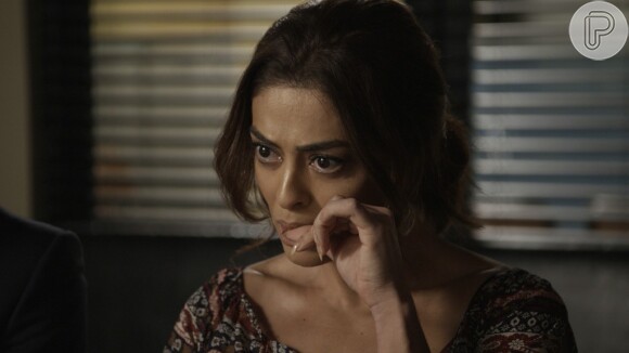 Bibi (Juliana Paes) é chamada para depor sobre o incêndio no restaurante e fica nervosa, na novela 'A Força do Querer'