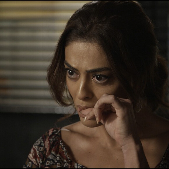 Bibi (Juliana Paes) é chamada para depor sobre o incêndio no restaurante e fica nervosa, na novela 'A Força do Querer'
