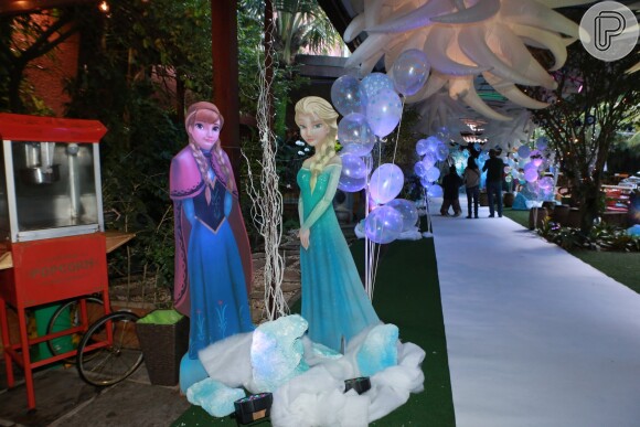 Bruno Gagliasso e Giovanna Ewbank escolheram o filme 'Frozen' como decoração do aniversário de 4 anos da filha, Títi, em casa de festas da Barra da Tijuca, Zona Oeste do Rio de Janeiro
