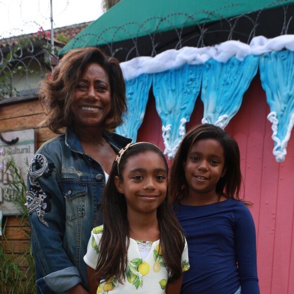 Gloria Maria teve a companhia das filhas Maria e Laura no aniversário de 4 anos de Títi, filha de Bruno Gagliasso e Giovanna Ewbank