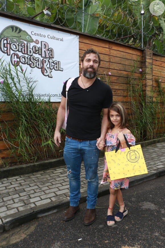 Marcelo Faria levou a filha, Felipa, no aniversário de 4 anos de Títi, filha de Bruno Gagliasso e Giovanna Ewbank