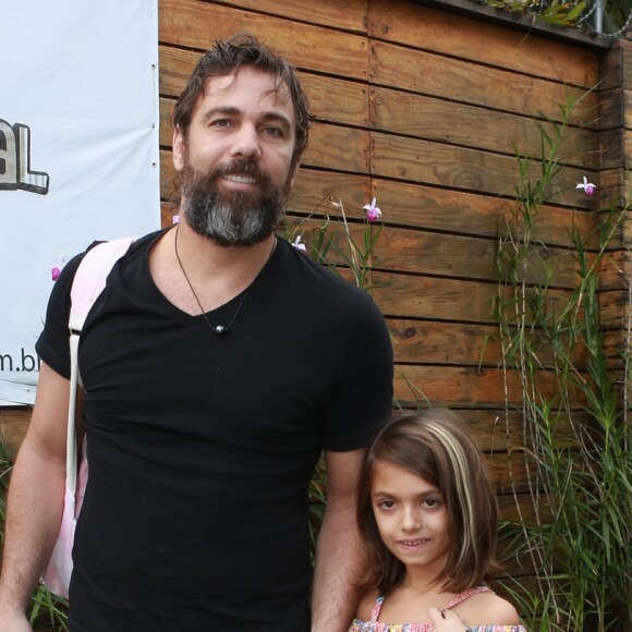 Marcelo Faria levou a filha, Felipa, no aniversário de 4 anos de Títi, filha de Bruno Gagliasso e Giovanna Ewbank