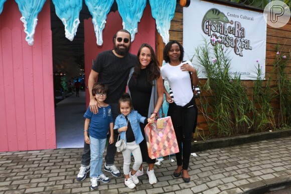 Ricardo Pereira e a família também prestigiaram o aniversário de 4 anos de Títi, filha de Bruno Gagliasso e Giovanna Ewbank