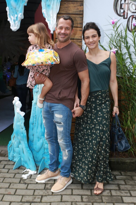 Malvino Salvador e a mulher, Kyra Gracie, levaram a filha Sofia ao aniversário de 4 anos de Títi, filha de Bruno Gagliasso e Giovanna Ewbank