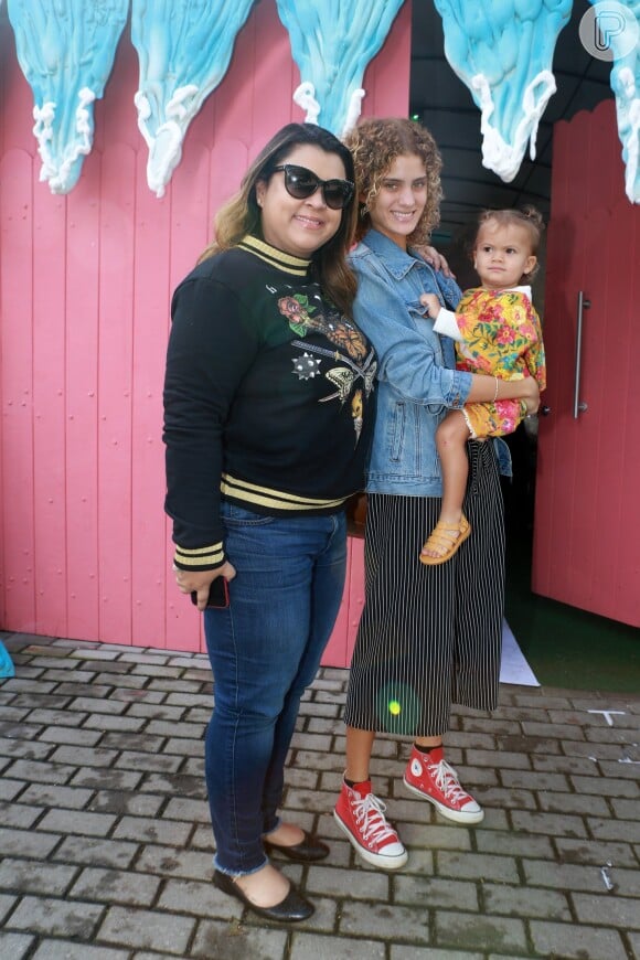 Preta Gil e a neta, Sol de Maria, também foram ao aniversário de 4 anos de Títi, filha de Bruno Gagliasso e Giovanna Ewbank