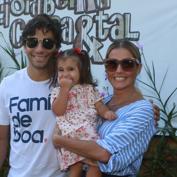 Deborah Secco e Hugo Moura levaram a filha, Maria Flor, ao aniversário de 4 anos de Títi, filha de Bruno Gagliasso e Giovanna Ewbank