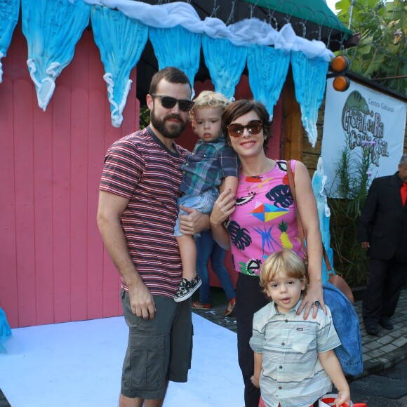 Regiane Alves levou os filhos, Antonio e João, no aniversário de Títi, filha de Bruno Gagliasso e Giovanna Ewbank