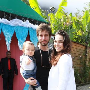Tainá Müller e o marido, Henrique Sauer, levaram o filho, Martin, no aniversário de Títi, filha de Bruno Gagliasso e Giovanna Ewbank