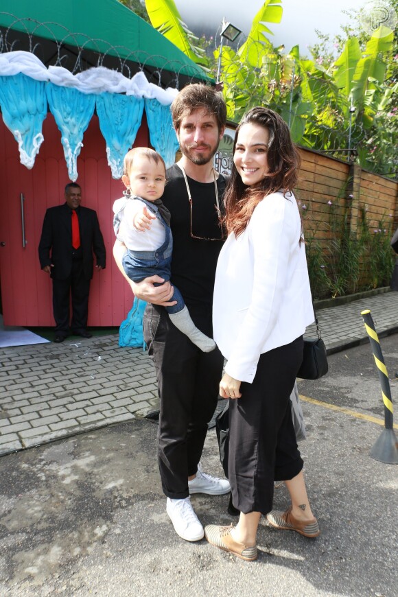 Tainá Müller e o marido, Henrique Sauer, levaram o filho, Martin, no aniversário de Títi, filha de Bruno Gagliasso e Giovanna Ewbank