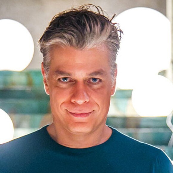 Fabio Assunção quebrou o vidro de uma viatura da PM ao ser detido, afirma o órgão