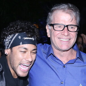 Neymar foi recebido pelo aniversariante, Bruninho, em casa de festas no Alto da Boa Vista, na Zona Norte do Rio de Janeiro