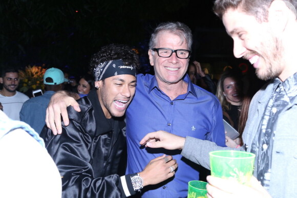 Neymar foi recebido pelo aniversariante, Bruninho, em casa de festas no Alto da Boa Vista, na Zona Norte do Rio de Janeiro
