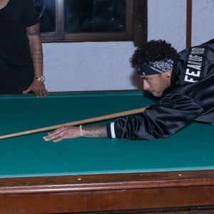 Neymar mostrou sua habilidade na sinuca, na festa de aniversário do jogador de vôlei Bruninho