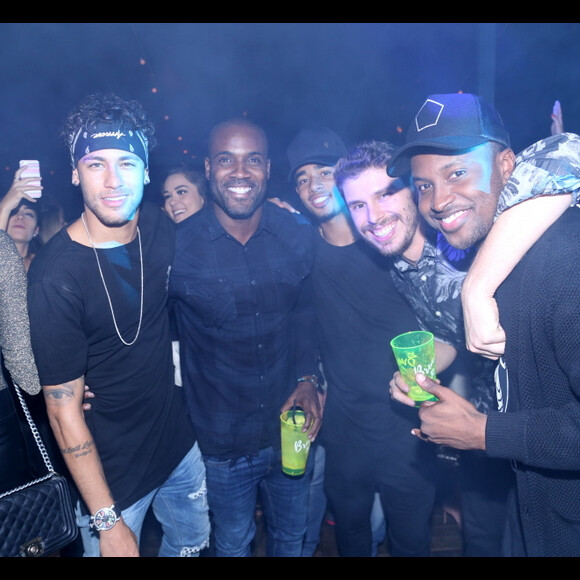 Neymar se divertiu festa de aniversário do jogador de vôlei Bruninho, na madrugada deste domingo, 24 de junho de 2017, ao lado de Rafael Zulu e Thiaguinho